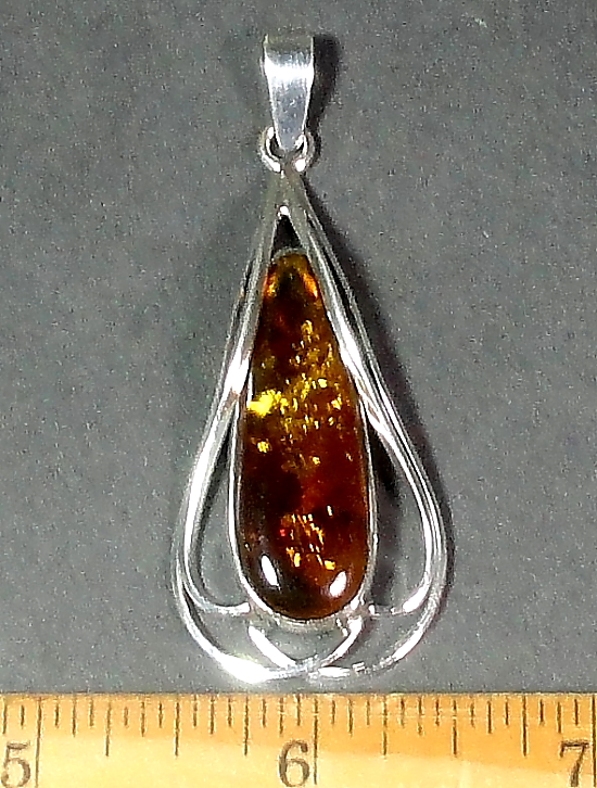 Amber Heart Pendant on Is A Very Pretty Silver Pendant With A Nice Amber Heart  This Pendant